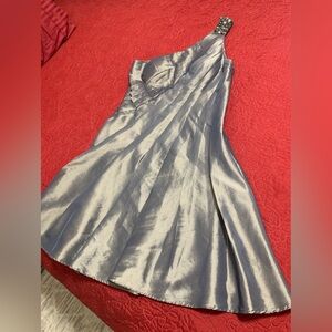 Elegant Mignonette Platinum Evening Formal Prom Special MIDI Dress PreOwned 6
